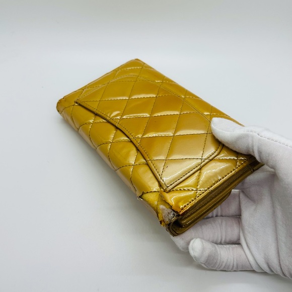 Chanel quilted Classic Flap Wallet - Picture 2 of 13